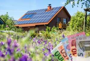 maison avec panneaux solaires et billets euros