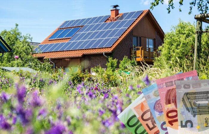 maison avec panneaux solaires et billets euros