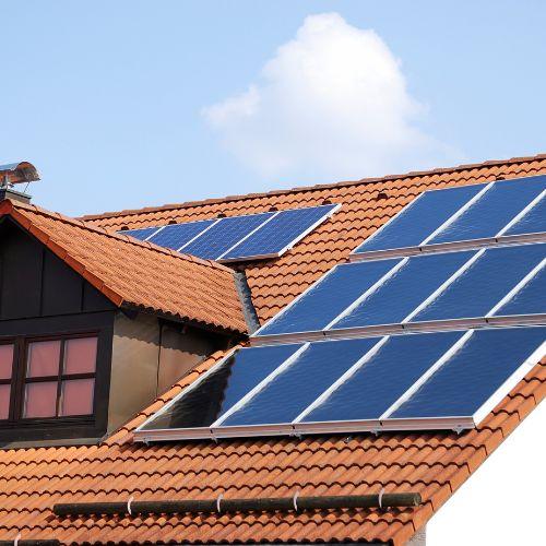 panneaux solaires sur toit maison