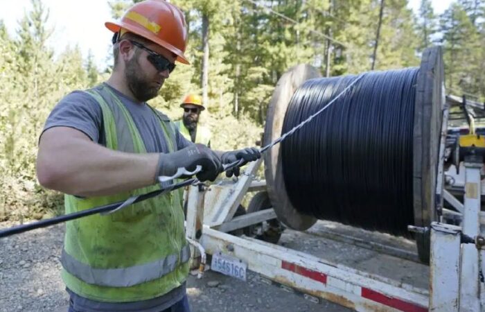 ouvrier qui tire un cable