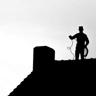 homme faisant des travaux sur une cheminée