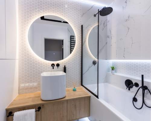 salle de bain avec luminaire dans le miroir