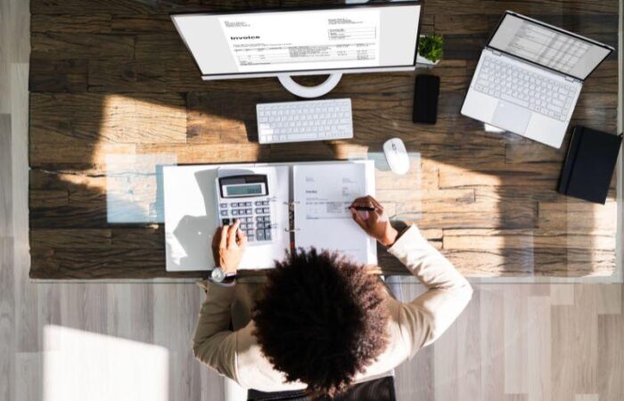 image d'un bureau avec une femme et des logiciels de facturation