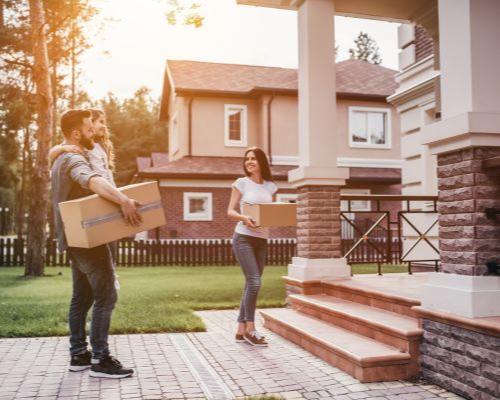 emmengaement d'une famille dans leur maison neuve