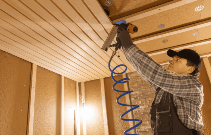 homme en train d'isoler le plafond de sa cave