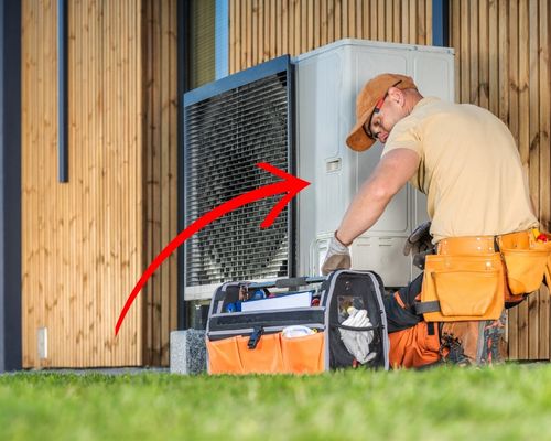 ouvrier qui installe une pompe à chaleur