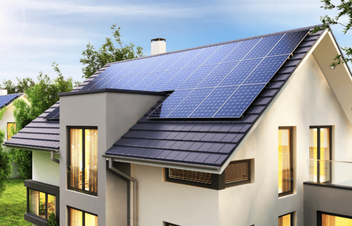 exempled e maison moderne avec panneaux solaires