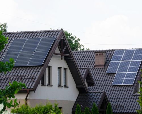 exemple de panneaux solaires thermiques sur une maison