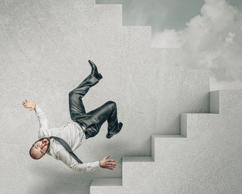 homme qui chute dans des escaliers