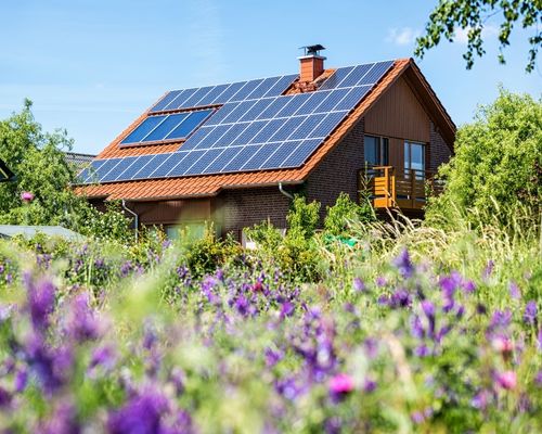 maison avec des panneaux solaires