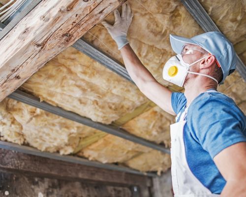 homme en train d'isoler son plafond