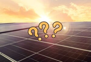 toit avec des panneaux solaires