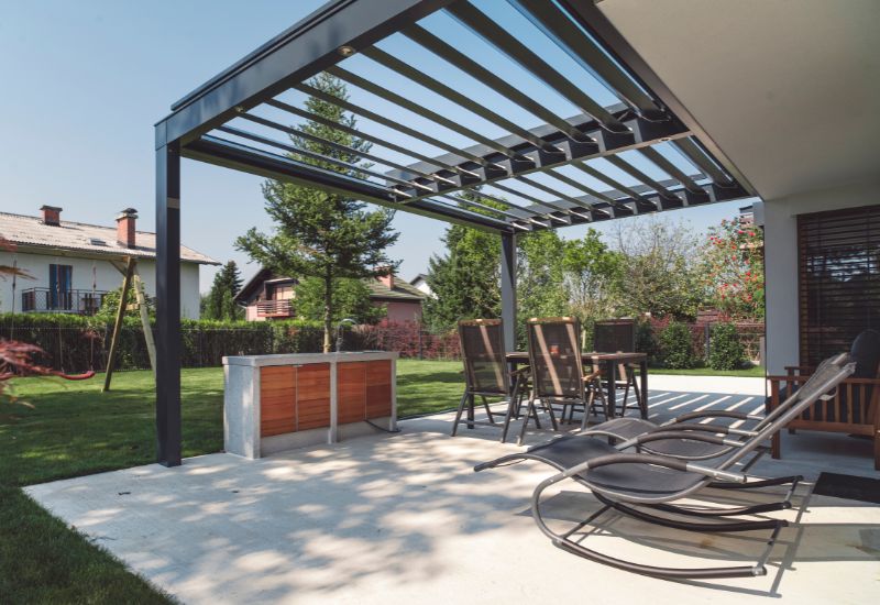 pergola moderne dans un jardin