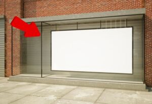 vitrine de magasin avec une flèche rouge