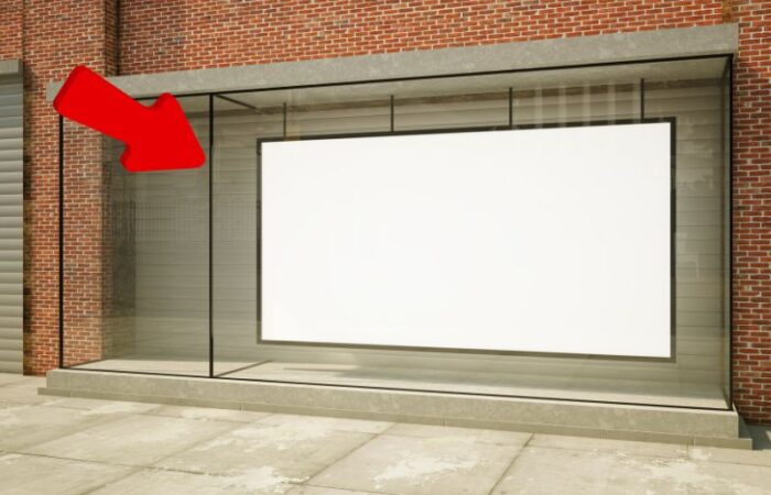 vitrine de magasin avec une flèche rouge